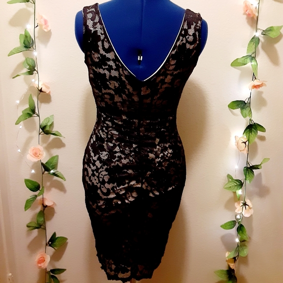 Black lace Windsor dress - Picture 3 of 6